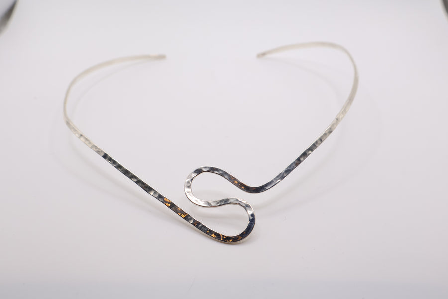 Hammered silver-tone metal collar necklace